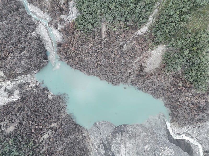 「馬太鞍溪堰塞湖、新堰塞湖3」水位穩定下降 ! 量體皆已明顯縮小且持續溢流